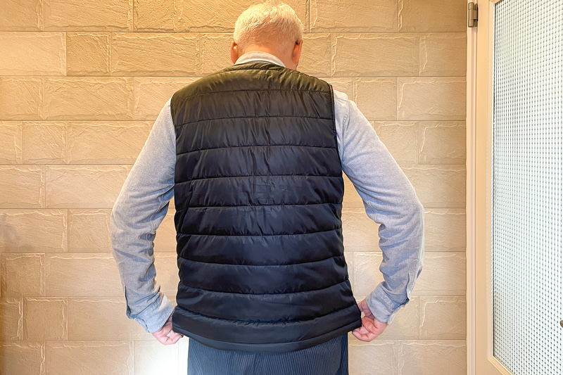 タイト目のシャツの上から着たところ。ゆったりすぎて防弾チョッキでも着ているようだ