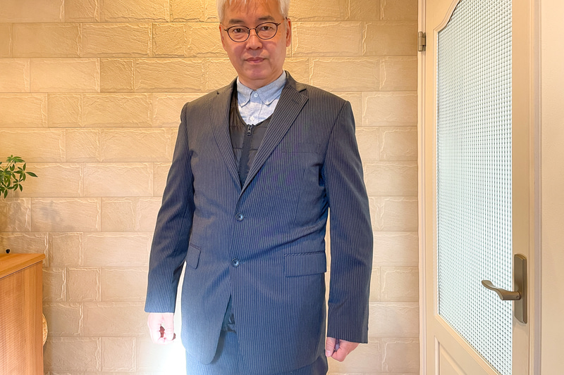 上からジャケットを着てみる。このジャケットはダイエット前に買った大きいサイズなので着られているが、タイト目のジャケットだと厳しそう