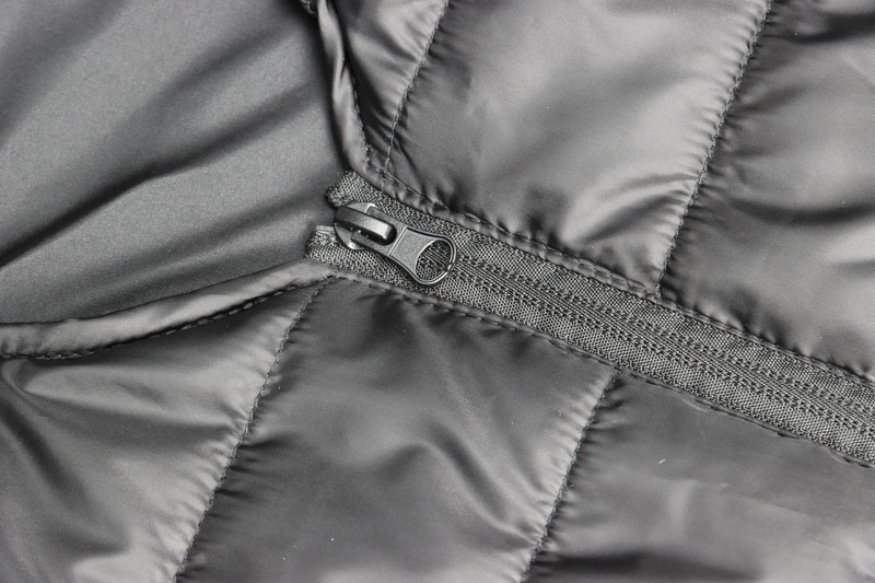 前面はファスナー。YKK製などではない