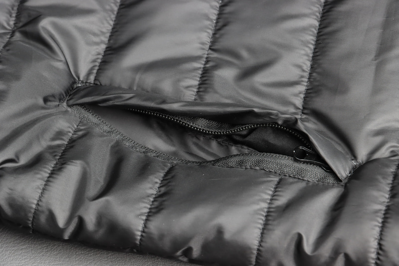 ポケットにもファスナー。ちょうどポケットの中あたりにヒーターがあるので手を入れると温かい