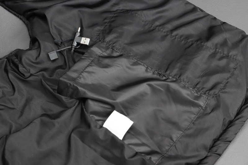 内側の左脇腹あたりにバッテリー収納用の内ポケットがある