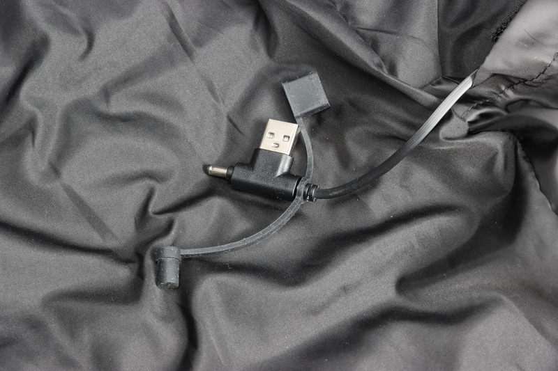 バッテリー接続用端子。USBとDCコネクターがあり、それぞれカバーも付く