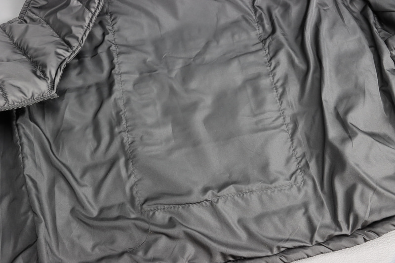 背中部分にはヒーターが縫い付けられている。縫い糸が出ているなど、仕上がりとしては推して知るべし