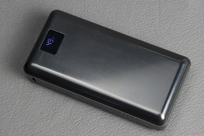 専用のモバイルバッテリー。サイズは130×68×30mmと40000mAhの割にはかなり小さい