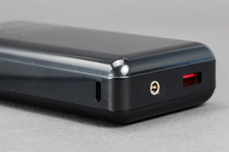 充電用にはUSB Type-C、出力はDCとUSB Type-Aポートが用意される