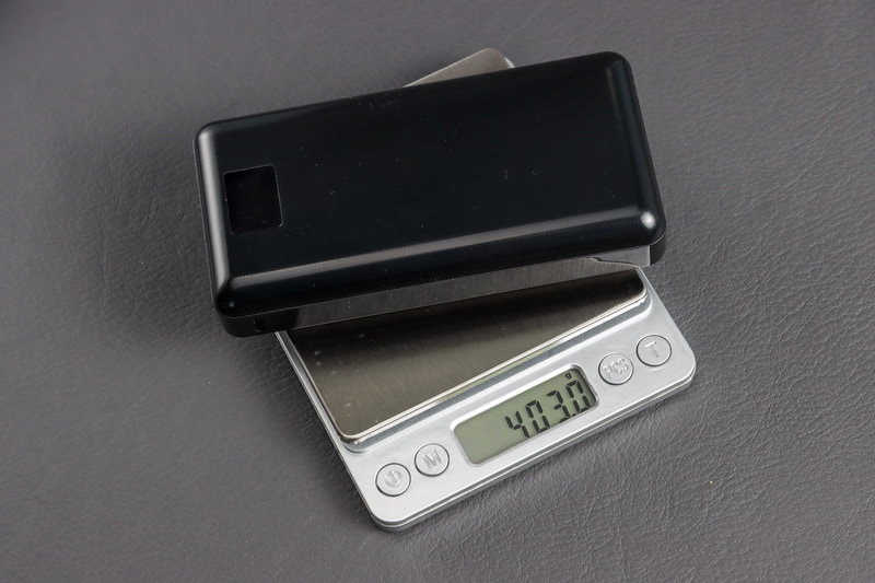 重量は公称405g、実測403g。40000mAhとしてはかなり軽い