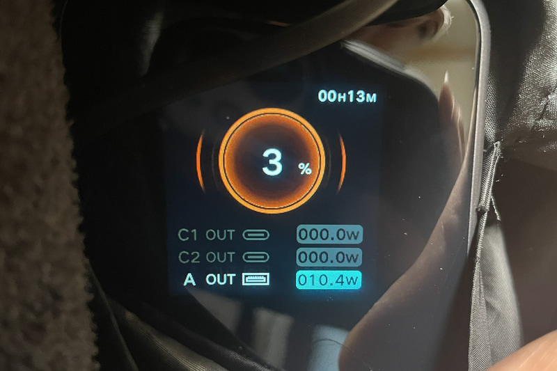 UGREENのモバイルバッテリーの表示を見ると、終始10W程度を出力していた様子だ