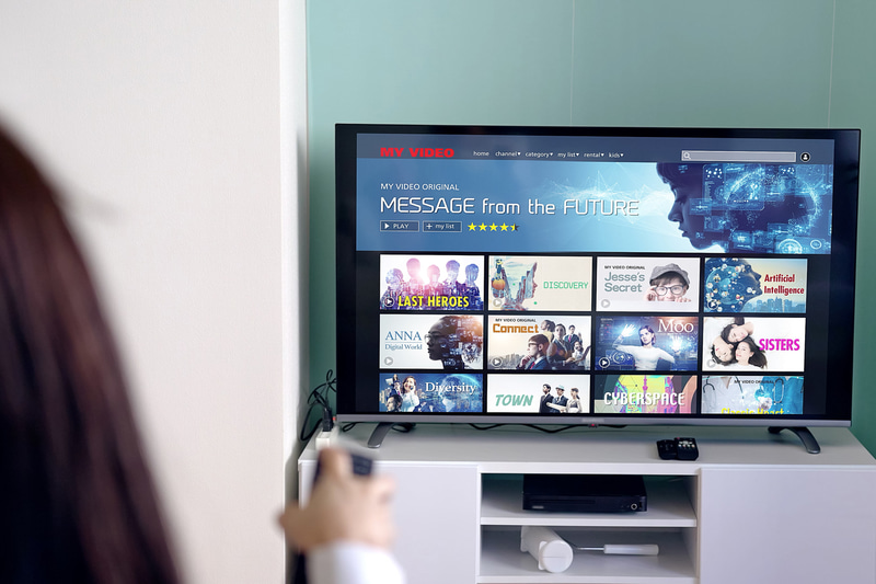 大画面での動画視聴ももちろん安定。家族それぞれが好きな作品を楽しめる（写真はイメージです）