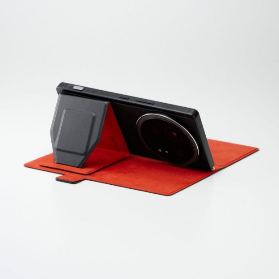 フラップ部を立ててスマートフォンスタンドとして使用