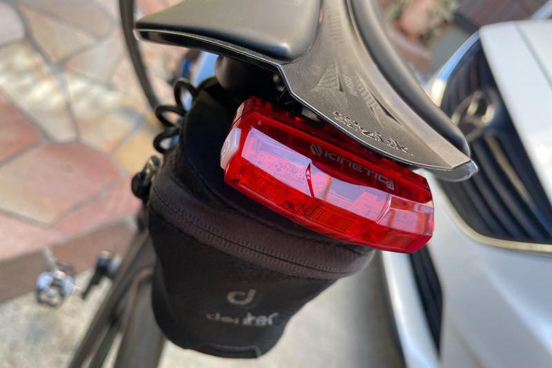 筆者の場合、テールライトはサドルのすぐ下につけているので、走行中に目視で確認するのは難しい