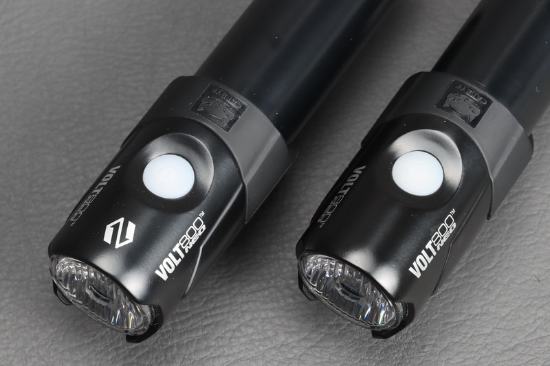 左が新型、右が従来のVOLT800 NEO。上面のロゴが見た目上の大きな違い