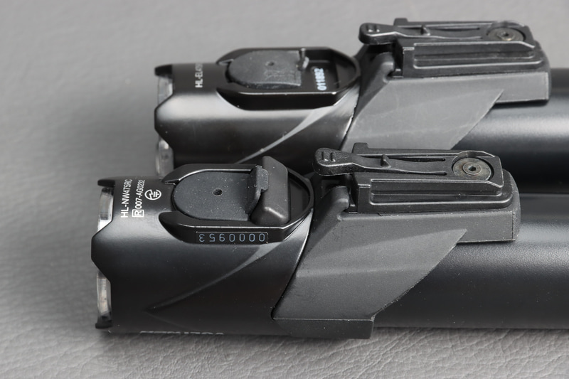 手前が新型。底面にわずかな出っ張りがあり、それにともなってシリアルナンバーの位置が変更になった