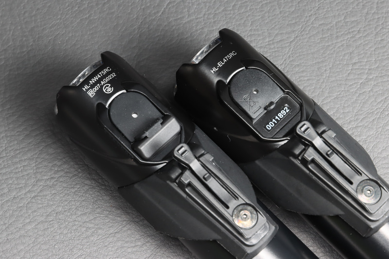 左が新型。技適のマークが記載されている