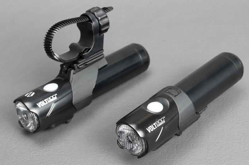 優れた配光特性のレンズカットや、吊り下げ取り付けが可能なのはVOLT800 NEOと同じ