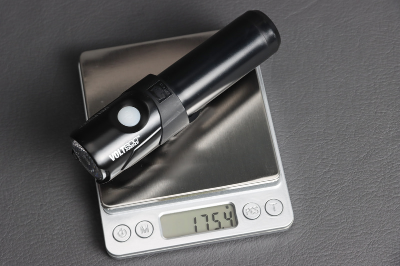従来のVOLT800 NEOの重量は実測175.4g。わずか1gしか変わらない!!