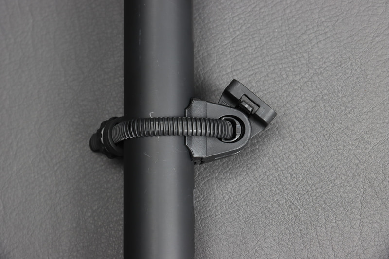 テールライト用のフレックスライトブラケット。しっかり固定できる上に首振りの可動範囲も大きいので勝手がいい