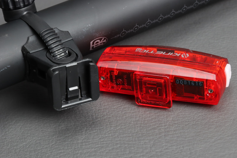 スクエアのマウントなので縦横どちらでも装着できる。ちなみにライトの裏面には技適のマークもある