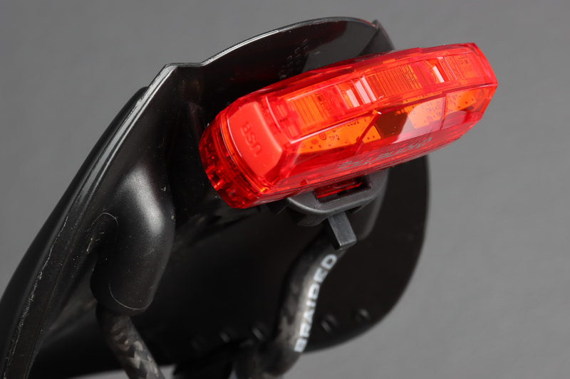 こちらは筆者のフィジークのサドル用の別売マウントを使った取り付け