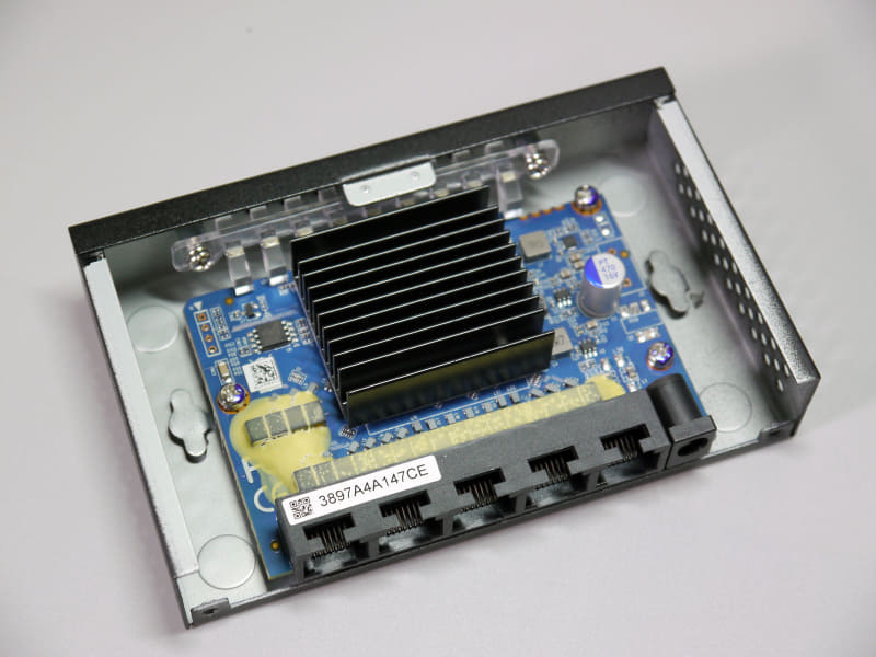 内部。チップはヒートシンクで冷却