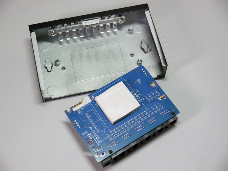 底面が筐体と密着して放熱される