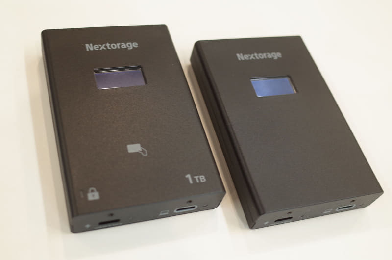 「プロフェッショナル セキュアSSD NX-PFS1PRO」の1TBモデル（左）と市販の標準モデル「みえるSSD NX-PFS1SE」（右）