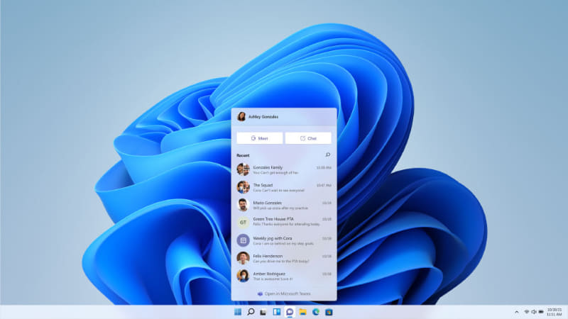 Windows 11のデスクトップ（<a href="https://internet.watch.impress.co.jp/docs/news/1334044.html" class="strong bn" target="_blank">「Windows 11」発表、Teamsを統合しタスクバーからチャットが可能に</a>より）