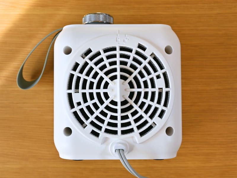 本体背面は吸気口で、取り外しできるフィルターがついています。週に1度の掃除を推奨とのこと