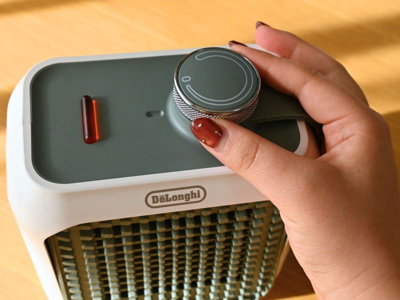 ダイヤル式の「サーモスタット」。ダイヤルを回して電源を入れます