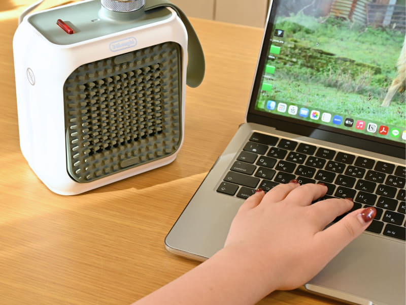 基本は手首の近くに置いて、ちょっと指先が冷えてきたと思ったら、さっとヒーターに手を近づけて暖をとっています