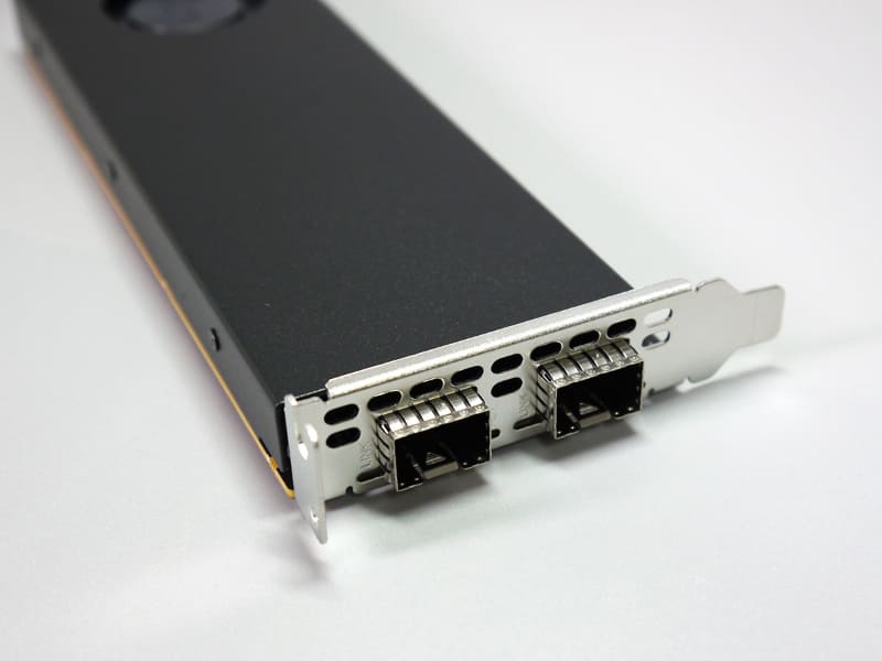 現状、接続にはSFP28を使用するのが一般的。この接続が可能なルーターやPCを用意するのは大変