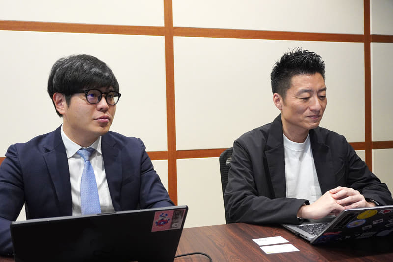 NTT東日本株式会社 ビジネス開発本部 クラウド＆ネットワークビジネス部 基盤ネットワークサービス担当 担当課長 李殷在氏（写真左）、NTT東日本株式会社 ビジネス開発本部 クラウド＆ネットワークビジネス部 IOWNサービス担当／基盤ネットワークサービス担当 担当部長 込山晴謙氏（写真右）