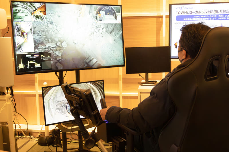 建設重機の超遠隔操作の様子。重機の動きに合わせて椅子が動くようになっている