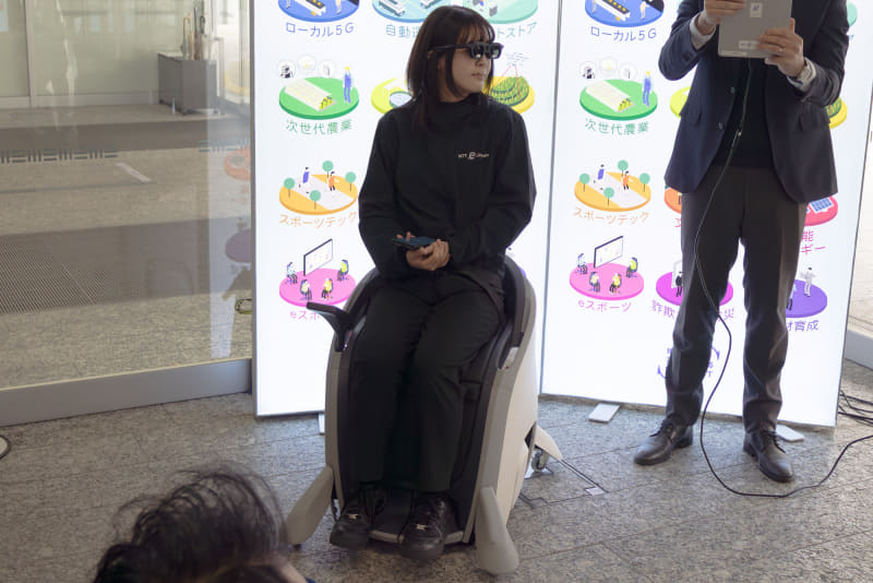 ARグラスを装着し、UNI-ONEに乗っている様子