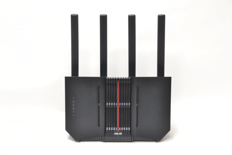 二重ルーターとして追加する「RT-BE92U」。縦置き型で4本のアンテナがある