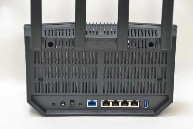 背面にLANポートがあり、WAN/LAN兼用ポートが2つある