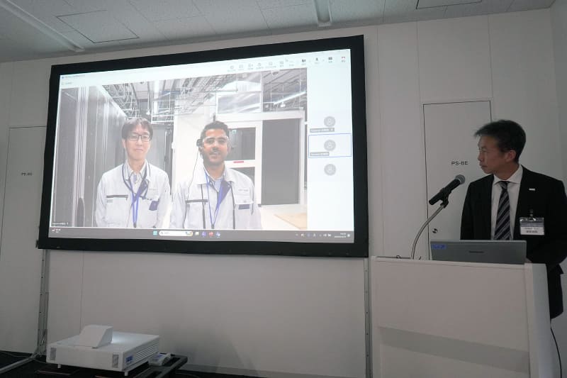 ライブオペレーションのデモも行われた。2人1組となった作業スタッフが、ウェアラブルカメラの映像を共有しながら指示に従い作業する