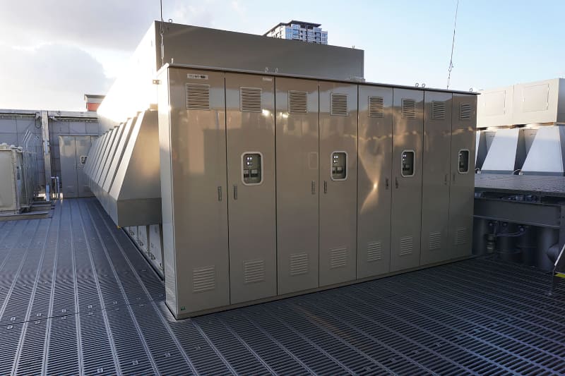 屋上に設置されている水冷用のチラー（熱交換装置）