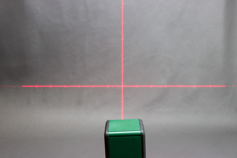 レーザー光で水平と垂直の線を描く、さらに等間隔の目盛りが付くのがQUIGO PLUSの最大の特徴