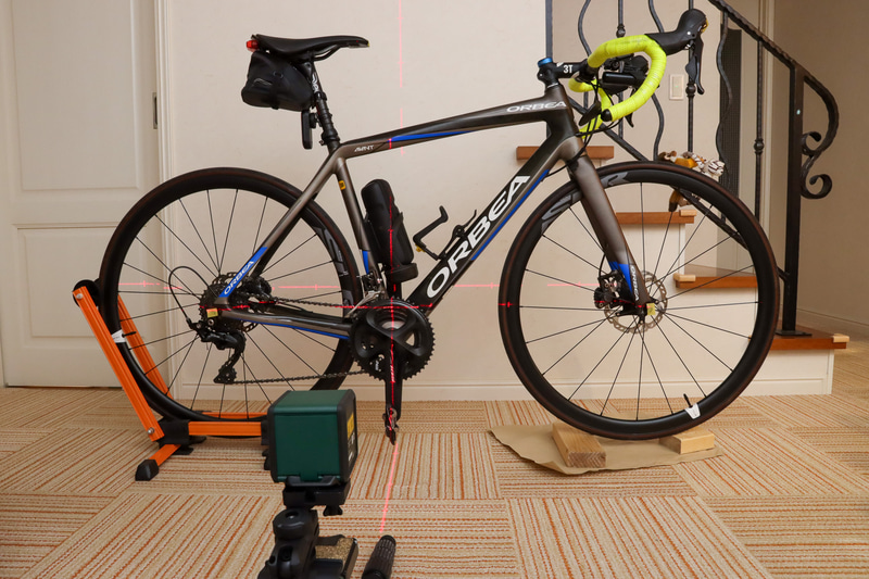 ロードバイクのセッティングに使ってみた。写真は前後車軸の高さをそろえているところ