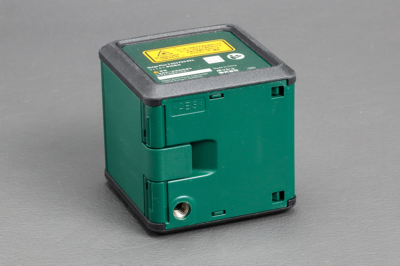 底面には三脚などが固定できる1/4ネジ穴がある