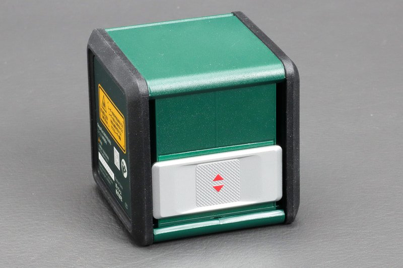 前面のシルバーのカバーを開けると電源オンになる