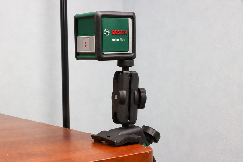 マルチマウントクリップはテーブルなどにクランプして本体を固定できる