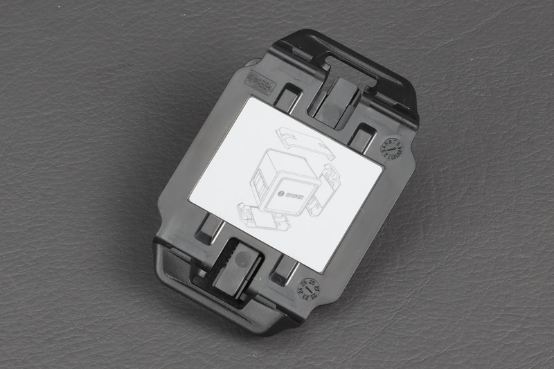 アダプタープレート。本体に引っかかるようになっている