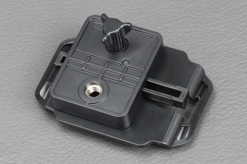 アダプタープレート裏面。1/4ネジ穴があって三脚などに固定できる。その横にあるのは位置調整ネジでスライド機構を持つ