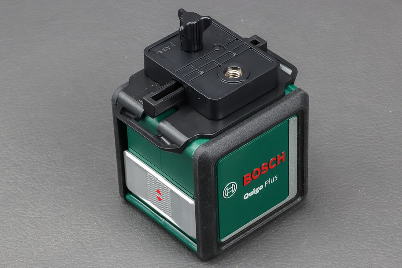 天面に装着した状態。天面と底面に付けると前後方向にスライド調整できる