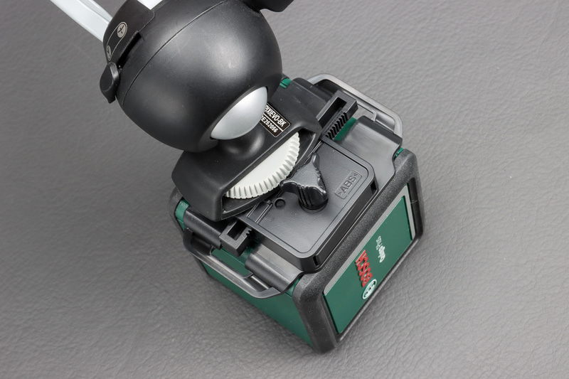 1/4ネジ穴のすぐ横に調整ネジがあるため、かなり小さいマウントの三脚しか取り付けられない