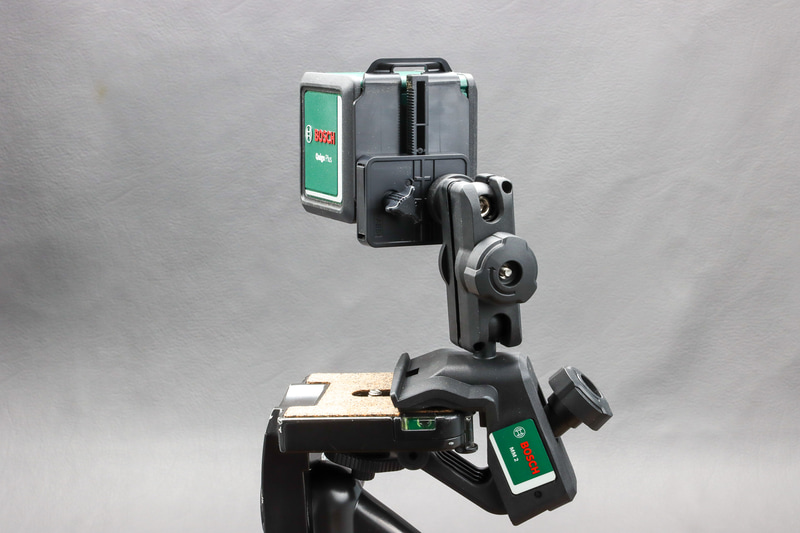 マルチマウントクリップをアダプタープレートに付けて、それを三脚に付ける。ややこしいが高さ方向の微調整がやりやすくなる