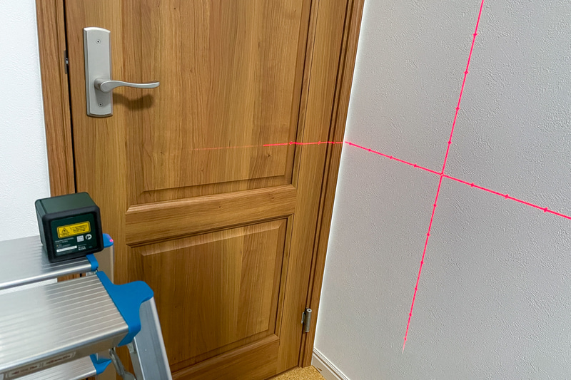 使い方は簡単。スライド式のカバーを開いてある程度平らなところに置けば水平・垂直を出してくれる。赤いラインも結構見やすい