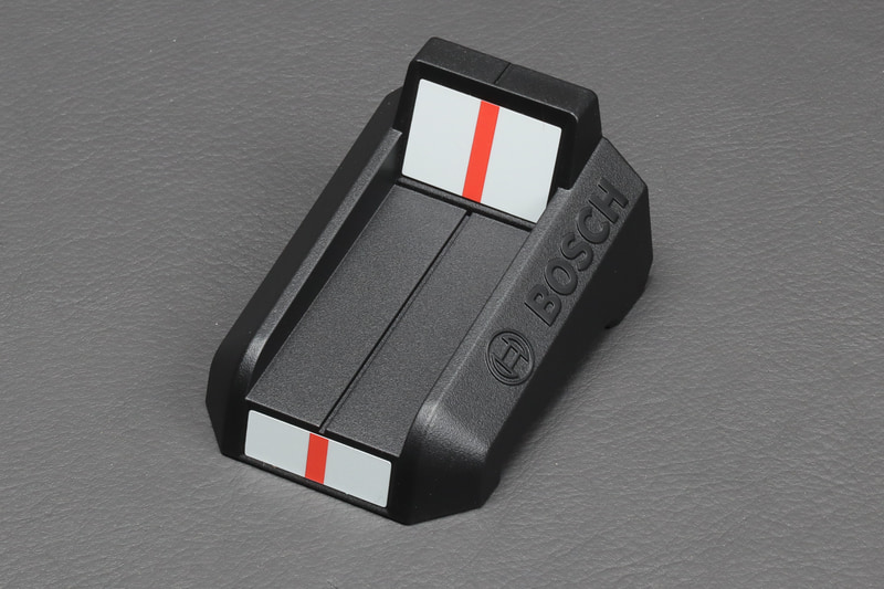 ターゲットプレート。レーザー光が赤いラインにそろうようにする