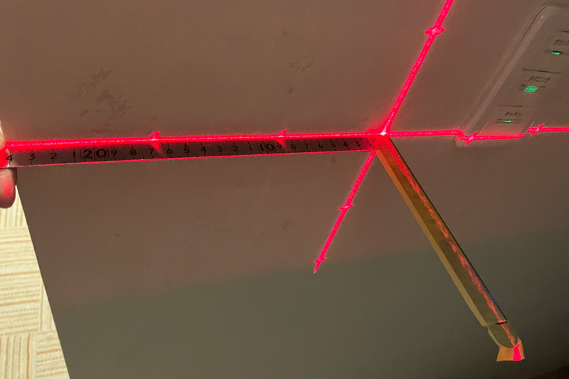 ターゲットプレートより差金のほうが使い勝手がいい。マスキングテープを貼るとレーザー光が見やすくなる